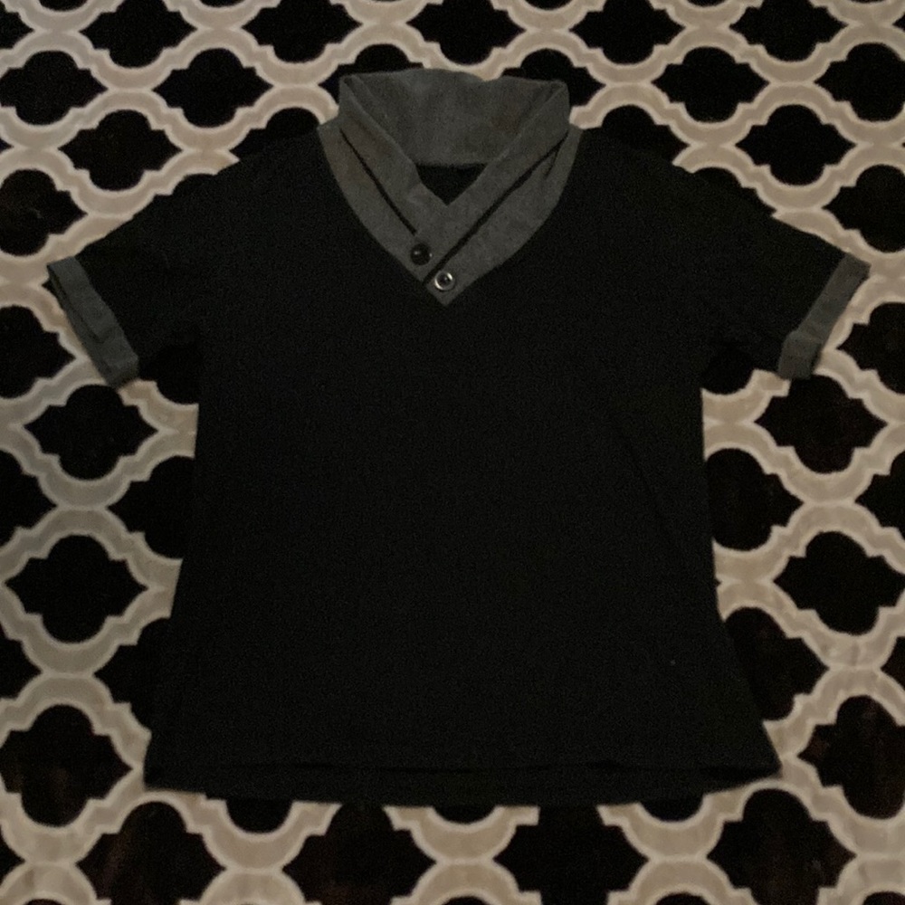 Black and gray unbranded folded v-neck T-shirt with button detail, XXL
